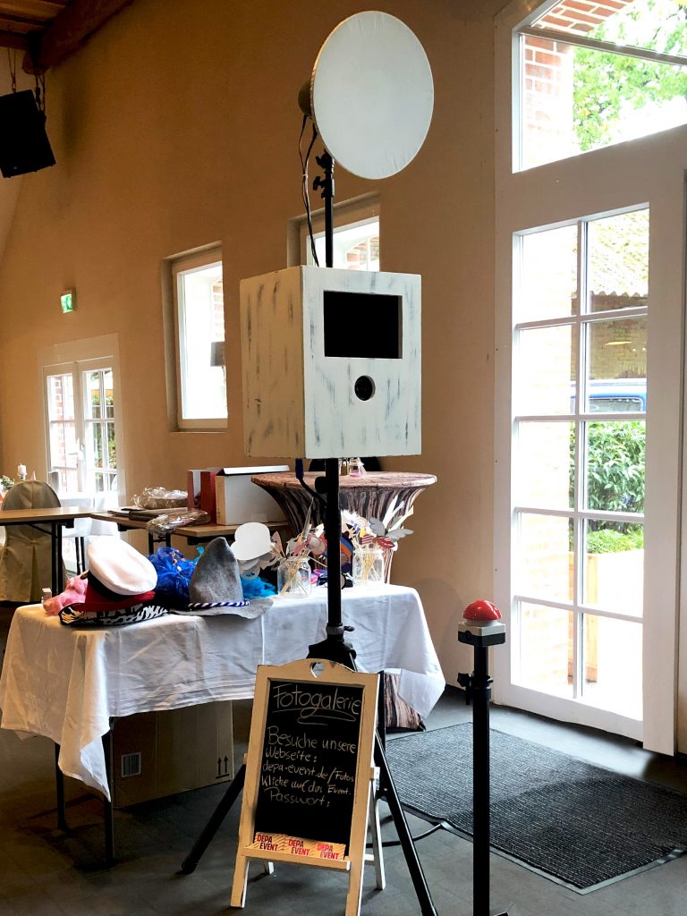 Fotobox mit Accessoires auf einer Hochzeit