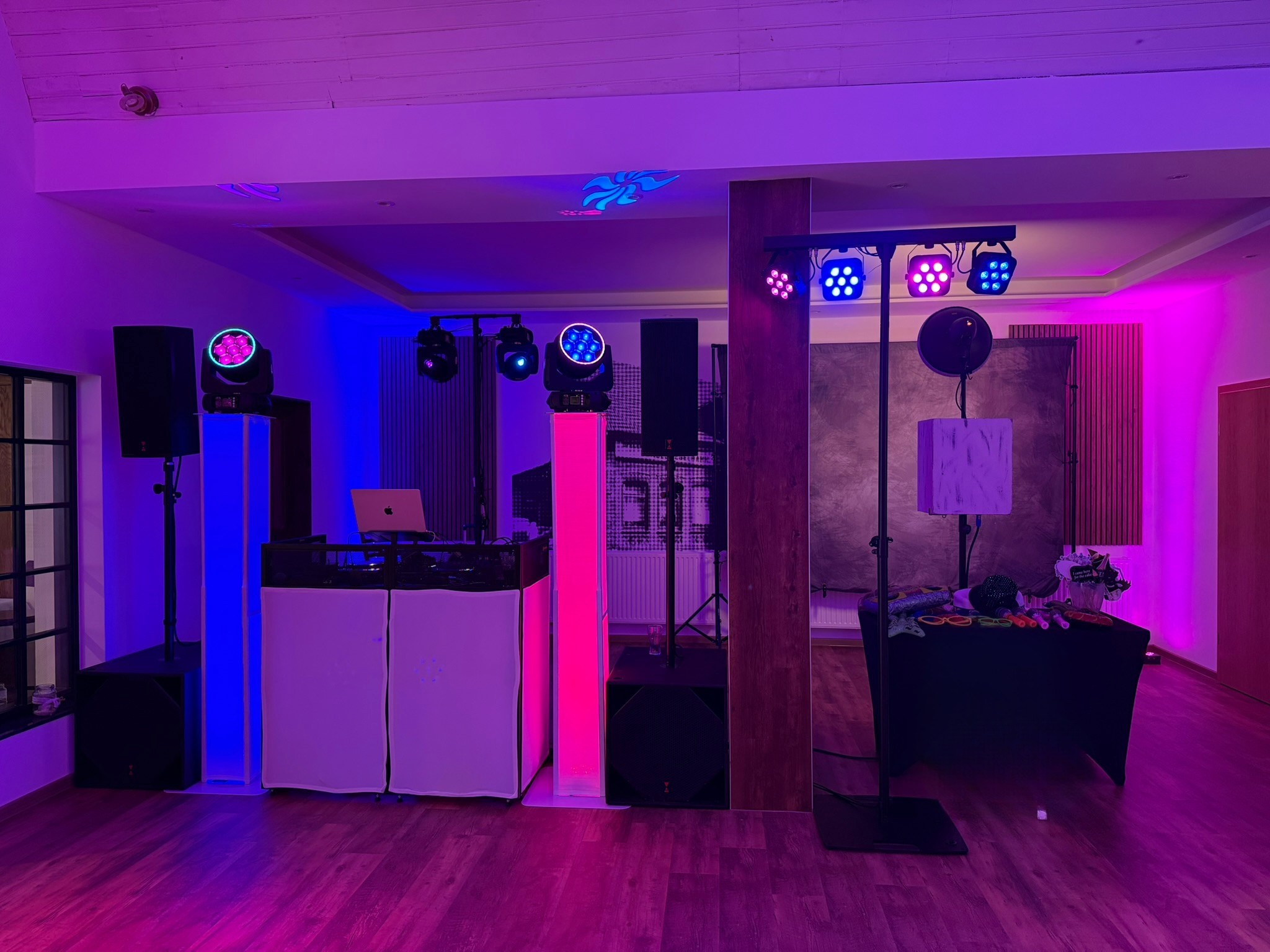 DJ-Setup in einer Eventlocation mit Lichttechnik